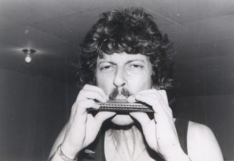 Claudio Vera Cruz já na década de 1980, com uma gaita de boca, seu primeiro instrumento