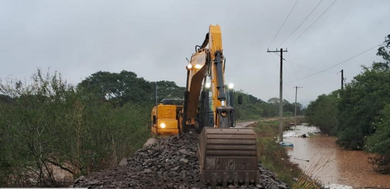 Reparos emergenciais são feitos em várias frentes para tentar ajudar no escoamento da água na cidade