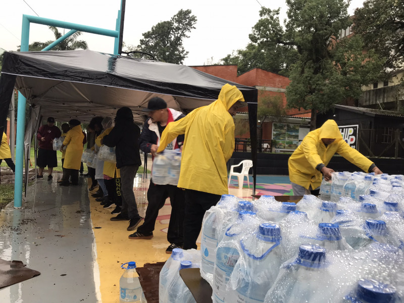 O local opera como ponto de coleta e distribuição de doações
