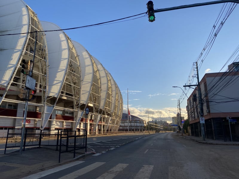 Os arredores do estádio Beira-Rio têm bastante barro após baixar o alagamento