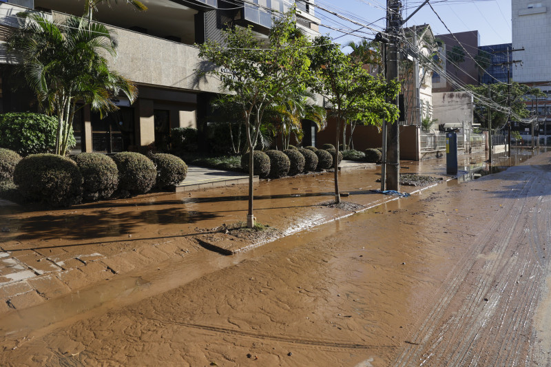 Em bairros em que a água já baixou, como o Menino Deus, cheiro forte e lama tomam conta