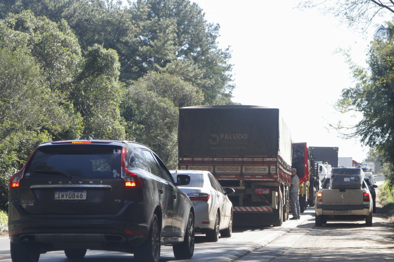 Engarrafamento faz alguns condutores se arriscarem pelo acostamento, que tem buracos e lodo