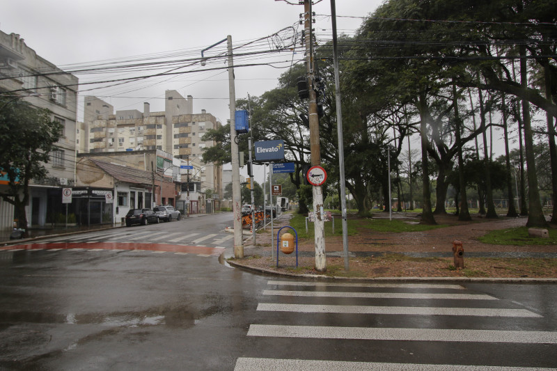 Na rua José do Patrocínio, a luz ainda não voltou na quadra em frente à Praça Garibaldi