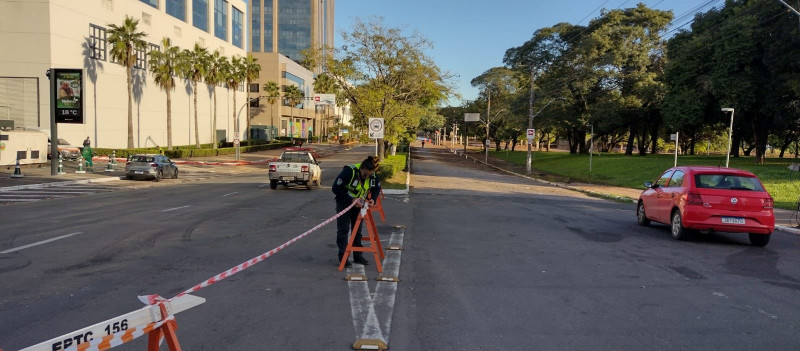 A faixa da esquerda da Borges segue com bloqueio devido a acumulo de água