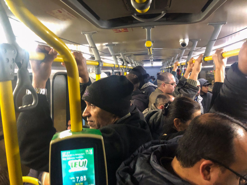 Com ônibus lotados, empresa transportou até 2,5 mil pessoas pela única rota possível até Porto Alegre