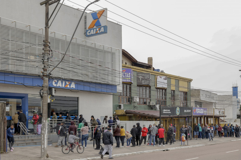 Uma longa fila se formou em frente à agência da Caixa Federal na avenida Bento Gonçalves 