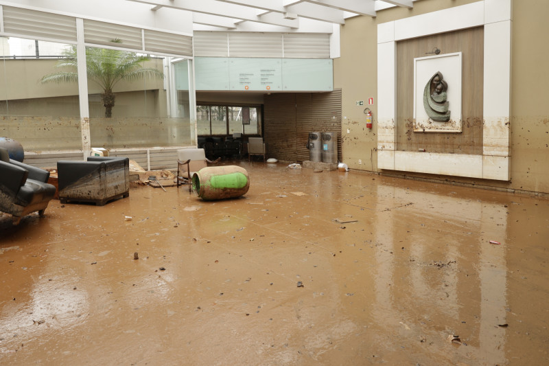 Água no subsolo chegou a 2 metros de altura; local está embarrado e passa por limpeza