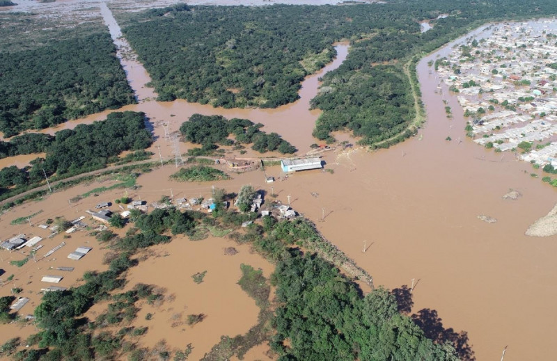 Dique transbordou e atingiu a cidade e a vizinha, S&atilde;o Leopoldo