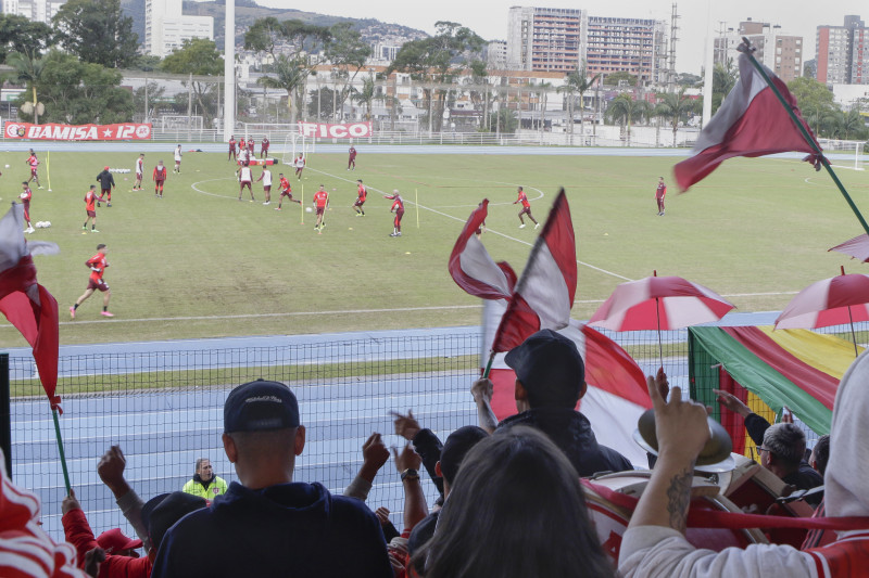 Inter faz treino solidário e arrecada 3 toneladas de alimentos aos atingidos pelas enchentes