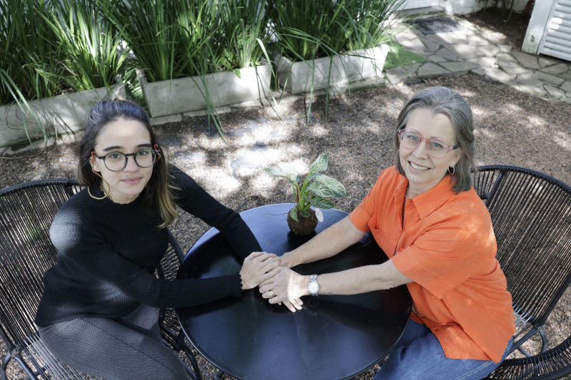 Roberta, do caf&eacute; La Cabane, impactado pela enchente, foi recebida em opera&ccedil;&atilde;o tempor&aacute;ria no Lim&atilde;o Bergamota, comandado por Juliana Foto: T&Acirc;NIA MEINERZ/JC