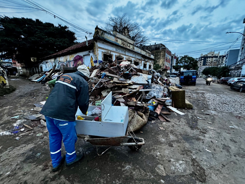 Calçadas da rua Barão do Gravataí ficam tomadas por mobiliário retirado das residências