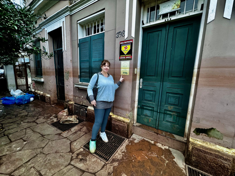 {'nm_midia_inter_thumb1':'https://www.jornaldocomercio.com/_midias/jpg/2024/05/19/206x137/1_geral_clima_inundacao_porto_alegre_dentista_cristina_bairro_menino_deus_jornal_do_comercio2-10568688.jpg', 'id_midia_tipo':'2', 'id_tetag_galer':'', 'id_midia':'664a3dfd2a7d6', 'cd_midia':10568688, 'ds_midia_link': 'https://www.jornaldocomercio.com/_midias/jpg/2024/05/19/geral_clima_inundacao_porto_alegre_dentista_cristina_bairro_menino_deus_jornal_do_comercio2-10568688.jpg', 'ds_midia': 'geral - clima - inunda&ccedil;&atilde;o - porto alegre - dentista Cristina Herve - em frente ao sobrado onde era consult&oacute;rio - bairro menino deus - recome&ccedil;o - volta para casa - mostra marca da &aacute;gua na fachada - at&eacute; onde chegou  ', 'ds_midia_credi': 'PATR&Iacute;CIA COMUNELLO/ESPECIAL/JC', 'ds_midia_titlo': 'geral - clima - inunda&ccedil;&atilde;o - porto alegre - dentista Cristina Herve - em frente ao sobrado onde era consult&oacute;rio - bairro menino deus - recome&ccedil;o - volta para casa - mostra marca da &aacute;gua na fachada - at&eacute; onde chegou  ', 'cd_tetag': '1', 'cd_midia_w': '800', 'cd_midia_h': '600', 'align': 'Left'}