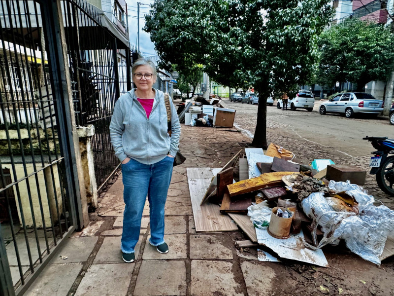 {'nm_midia_inter_thumb1':'https://www.jornaldocomercio.com/_midias/jpg/2024/05/19/206x137/1_geral_clima_inundacao_porto_alegre_moradora_jaceia_bairro_menino_deus_jornal_do_comercio_-10568696.jpg', 'id_midia_tipo':'2', 'id_tetag_galer':'', 'id_midia':'664a3e208de22', 'cd_midia':10568696, 'ds_midia_link': 'https://www.jornaldocomercio.com/_midias/jpg/2024/05/19/geral_clima_inundacao_porto_alegre_moradora_jaceia_bairro_menino_deus_jornal_do_comercio_-10568696.jpg', 'ds_midia': 'geral - clima - inunda&ccedil;&atilde;o - porto alegre - educadora f&iacute;sica moradora Jac&eacute;ia Netz - cal&ccedil;ada onde mora - bairro menino deus - recome&ccedil;o - volta para casa ', 'ds_midia_credi': 'PATR&Iacute;CIA COMUNELLO/ESPECIAL/JC', 'ds_midia_titlo': 'geral - clima - inunda&ccedil;&atilde;o - porto alegre - educadora f&iacute;sica moradora Jac&eacute;ia Netz - cal&ccedil;ada onde mora - bairro menino deus - recome&ccedil;o - volta para casa ', 'cd_tetag': '1', 'cd_midia_w': '800', 'cd_midia_h': '600', 'align': 'Left'}