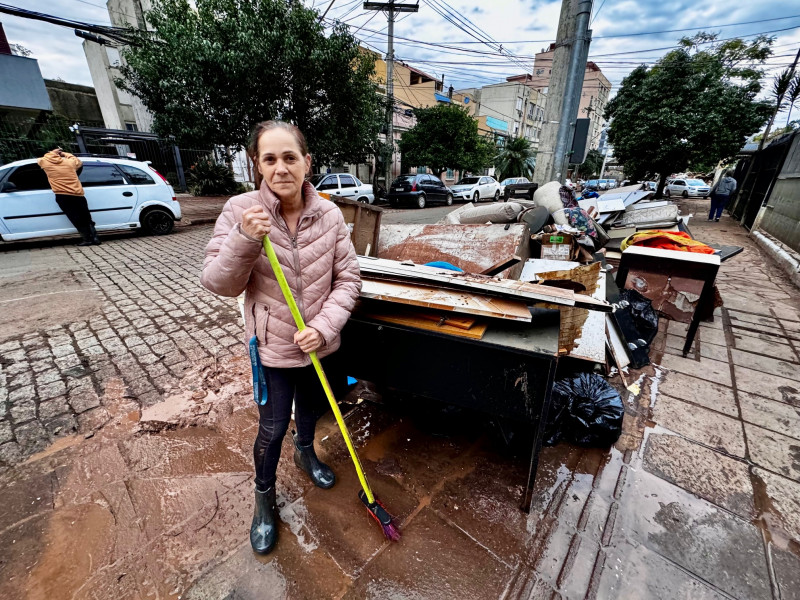 {'nm_midia_inter_thumb1':'https://www.jornaldocomercio.com/_midias/jpg/2024/05/19/206x137/1_geral_clima_inundacao_porto_alegre_zeladora_bairro_menino_deus_jornal_do_comercio-10568656.jpg', 'id_midia_tipo':'2', 'id_tetag_galer':'', 'id_midia':'664a3cf064032', 'cd_midia':10568656, 'ds_midia_link': 'https://www.jornaldocomercio.com/_midias/jpg/2024/05/19/geral_clima_inundacao_porto_alegre_zeladora_bairro_menino_deus_jornal_do_comercio-10568656.jpg', 'ds_midia': 'geral - clima - inunda&ccedil;&atilde;o - porto alegre - zeladora Marilda Oliveira - bairro menino deus - recome&ccedil;o - volta para casa - ', 'ds_midia_credi': 'PATR&Iacute;CIA COMUNELLO/ESPECIAL/JC', 'ds_midia_titlo': 'geral - clima - inunda&ccedil;&atilde;o - porto alegre - zeladora Marilda Oliveira - bairro menino deus - recome&ccedil;o - volta para casa - ', 'cd_tetag': '1', 'cd_midia_w': '800', 'cd_midia_h': '600', 'align': 'Left'}
