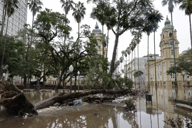 A Praça da Alfândega, que estava sem luz desde o início das enchentes, voltou a ser abastecida