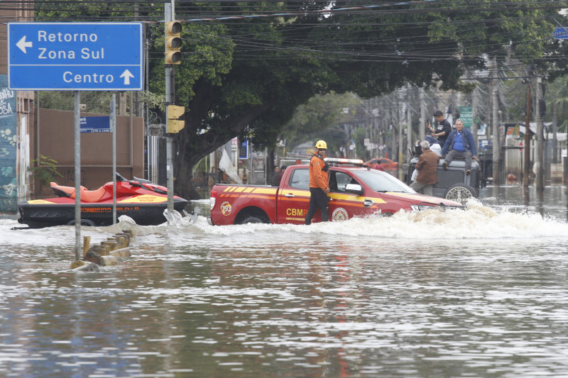 Desde o início da tragédia climática, foram resgatadas 82.666 pessoas e 12.358 animais