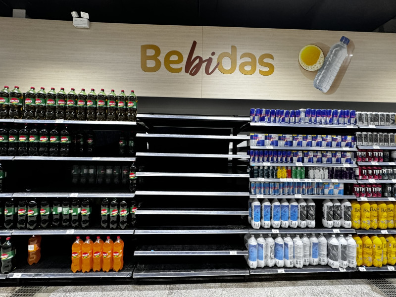 Vazios na prateleira de supermercado: sem Coca-Cola e pouca variedade da gaúcha Fruki