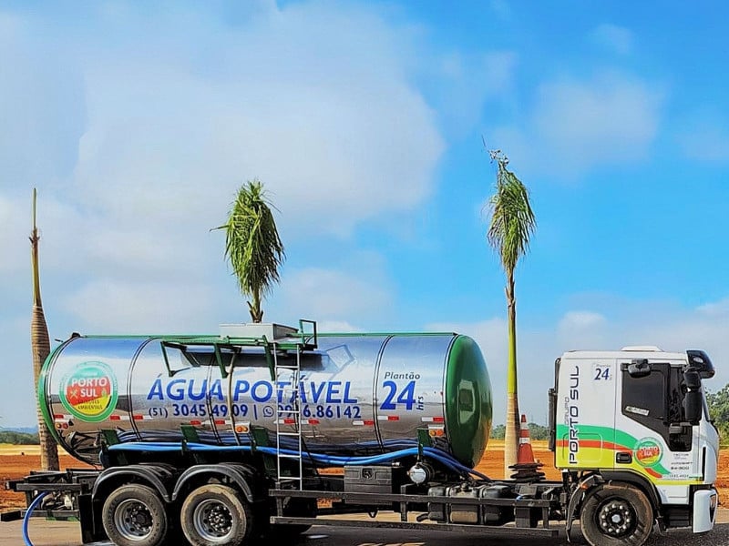 Caminhões-pipa foram recurso adotado por empresas, escolas e hospitais durante a falta de água na cidade