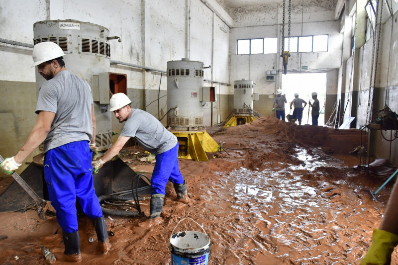 Lama e &aacute;gua inutilizaram os motores, que foram i&ccedil;ados para conserto