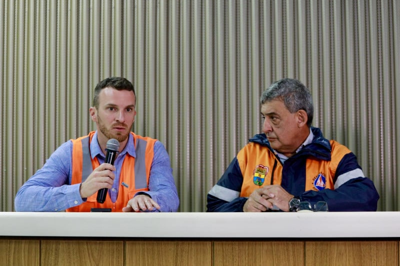 Diretor-geral do Dmae, Maurício Loss (e) atualizou informações sobre a rede de bombeamento