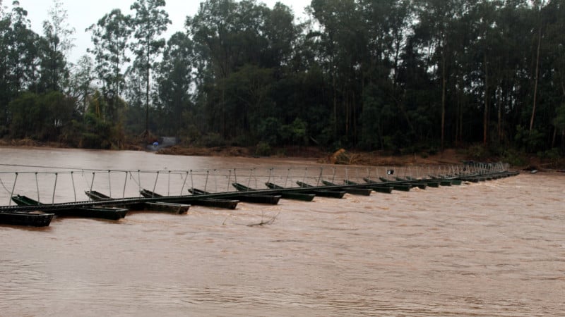 Passagem provisória, que ligava a cidade até Rio Pardo, precisou ter o trânsito de pedestres interrompido