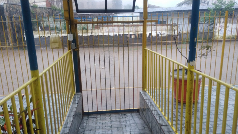 A mensagem aos pais foi encaminhada com esta foto, da água quase invadindo a escola