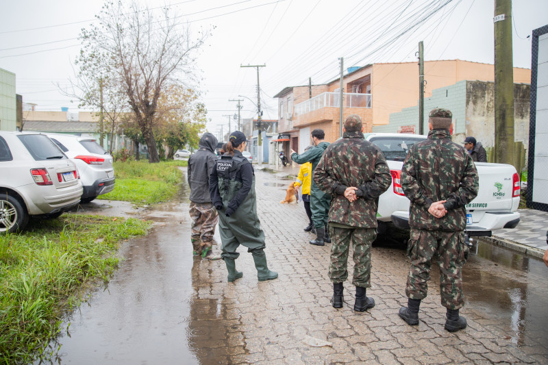 A Defesa Civil trabalha para atender a população enquanto a vazão de água pela Lagoa dos Patos transcorre até o oceano