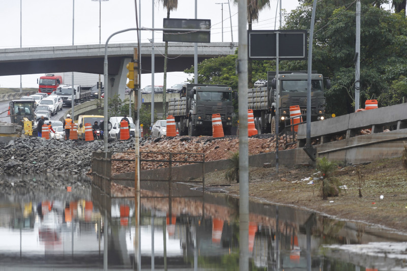 Obra no corredor humanitário causou estreitamento da via, mas não houve bloqueio para circulação de carros 
