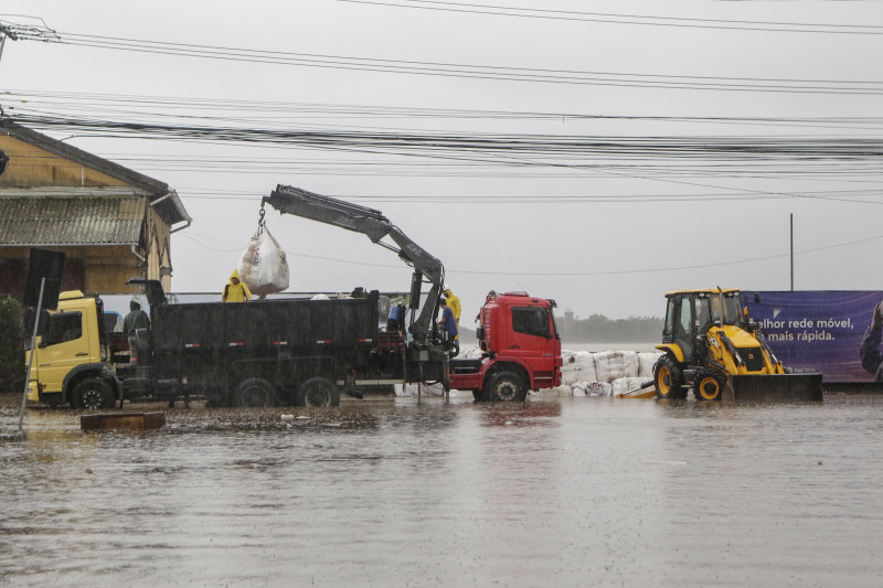 Portão 3 das comportas havia sido derrubado para o escoamento de água 