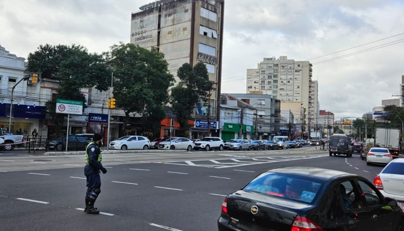 Avenidas como Protásio Alves e Osvaldo Aranha estão com engarrafamentos gigantescos