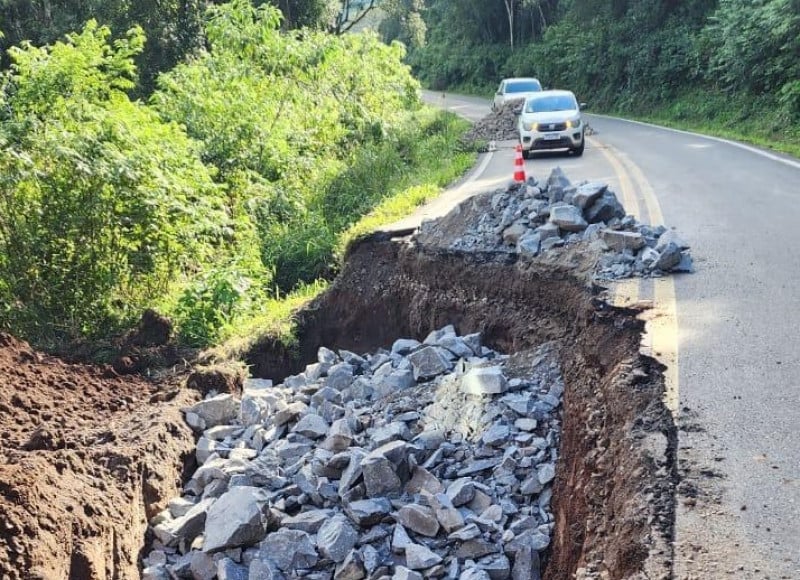 Consequências das chuvas, como enchentes e deslizamentos, comprometeram diversas vias
