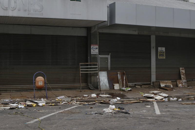 As enchentes causaram prejuízos econômicos severos, com danos físicos nas lojas