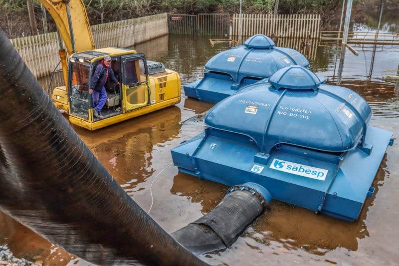 Bomba da Sabesp, instalada próxima da freeway, é capaz de retirar 2 mil litros de água por segundo 