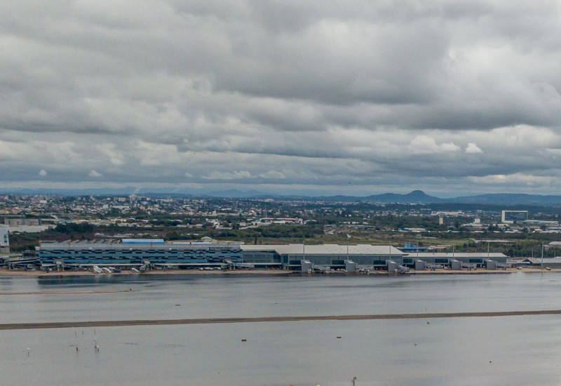 //www.jornaldocomercio.com/_midias/jpg/2024/05/27/206x137/1_plano_de_voo_aeroporto_porto_alegre_salgado_filho_inundacoes_jornal_do_comercio_3-10577000.jpg', 'id_midia_tipo':'2', 'id_tetag_galer':'', 'id_midia':'6654077427681', 'cd_midia':10577000, 'ds_midia_link': 'https://www.jornaldocomercio.com/_midias/jpg/2024/05/27/plano_de_voo_aeroporto_porto_alegre_salgado_filho_inundacoes_jornal_do_comercio_3-10577000.jpg', 'ds_midia': 'PLano de Voo - Porto Alegre (RS) -  Aeroporto Internacional Salgado Filho - Fraport Brasil - alagado - enchentes - inundação - pista pouso / decolagens - aviação - viagens - passageiros - drenagem - terminal de passageiros', 'ds_midia_credi': 'RAFA NEDDERMEYER/AGÊNCIA BRASIL/JC', 'ds_midia_titlo': 'PLano de Voo - Porto Alegre (RS) -  Aeroporto Internacional Salgado Filho - Fraport Brasil - alagado - enchentes - inundação - pista pouso / decolagens - aviação - viagens - passageiros - drenagem - terminal de passageiros', 'cd_tetag': '1', 'cd_midia_w': '800', 'cd_midia_h': '550', 'align': 'Left'}