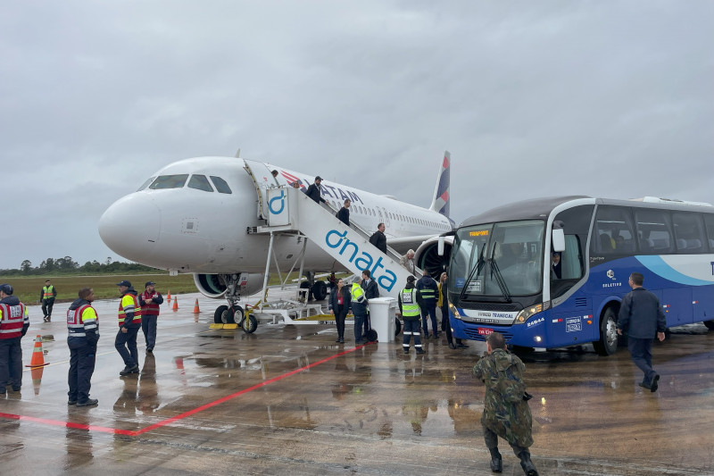 //www.jornaldocomercio.com/_midias/jpg/2024/05/27/206x137/1_plano_de_voo_base_aerea_canoas_voo_latam_pouso_jornal_do_comercio-10577127.jpg', 'id_midia_tipo':'2', 'id_tetag_galer':'', 'id_midia':'665496ba974a5', 'cd_midia':10577127, 'ds_midia_link': 'https://www.jornaldocomercio.com/_midias/jpg/2024/05/27/plano_de_voo_base_aerea_canoas_voo_latam_pouso_jornal_do_comercio-10577127.jpg', 'ds_midia': 'Plano de Voo - operação na Base Aérea de Canoas (Baco) - Canoas - Latam - voo - comercial - Congonhas para Canoas - passageiros - aeronave Airbus A320,- aviação - aeroporto internacional Salgado Filho - Porto Alegre', 'ds_midia_credi': 'LATAM/DIVULGAÇÃO/JC', 'ds_midia_titlo': 'Plano de Voo - operação na Base Aérea de Canoas (Baco) - Canoas - Latam - voo - comercial - Congonhas para Canoas - passageiros - aeronave Airbus A320,- aviação - aeroporto internacional Salgado Filho - Porto Alegre', 'cd_tetag': '1', 'cd_midia_w': '800', 'cd_midia_h': '533', 'align': 'Left'}