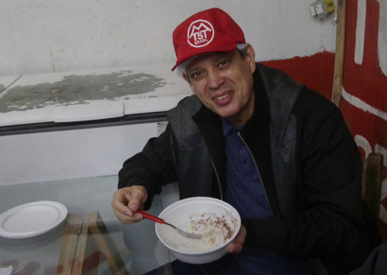 Ministro Márcio Macêdo visitou a cozinha solidária do MTST, entre outras agendas em Porto Alegre