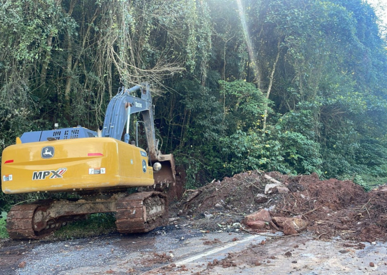 Equipes ainda trabalham para desobstruir trechos em algumas regiões
