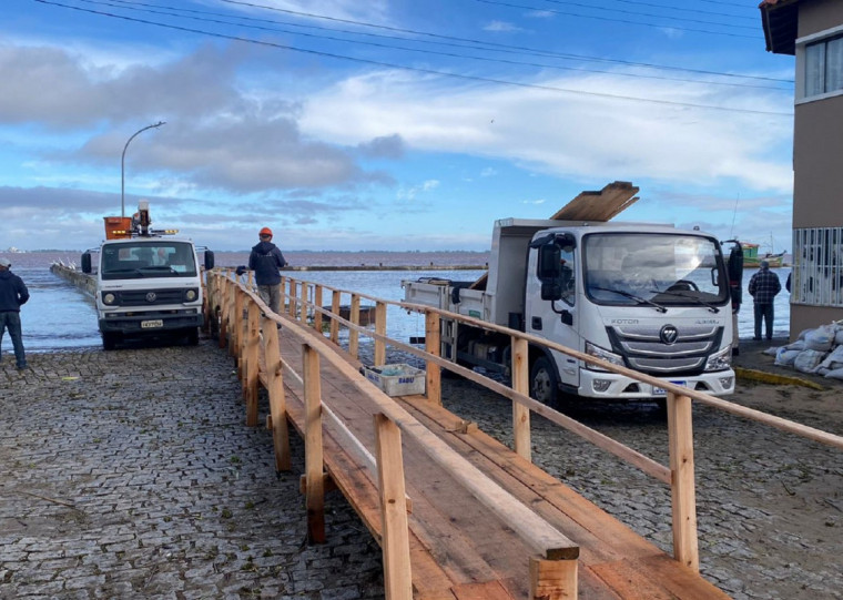 Passarela provis&oacute;ria foi montada no p&iacute;er de S&atilde;o Jos&eacute; do Norte para os passageiros