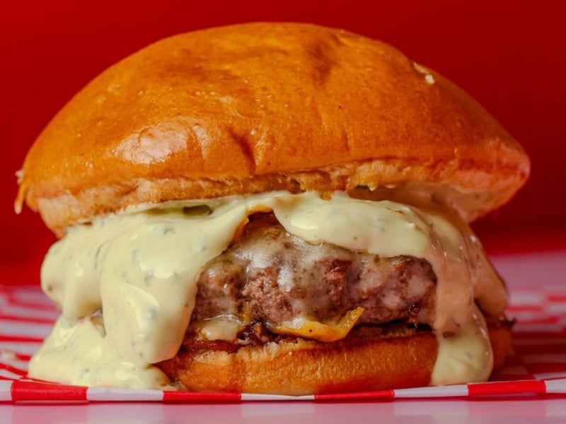 Mesmo operando normalmente, empreendimento segue aceitando doações para as vítimas das enchentes Foto: TIO BURGER/REPRODUÇÃO/INSTAGRAM/JC