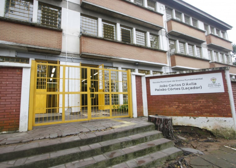Das 319 escolas próprias ou conveniadas de Porto Alegre, 41 foram afetadas