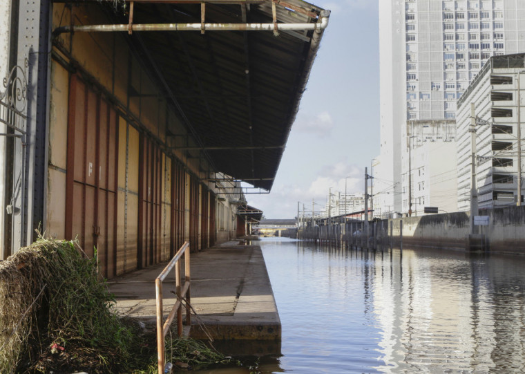 Mesmo com água descendo, Cais Mauá segue com pontos de acúmulo