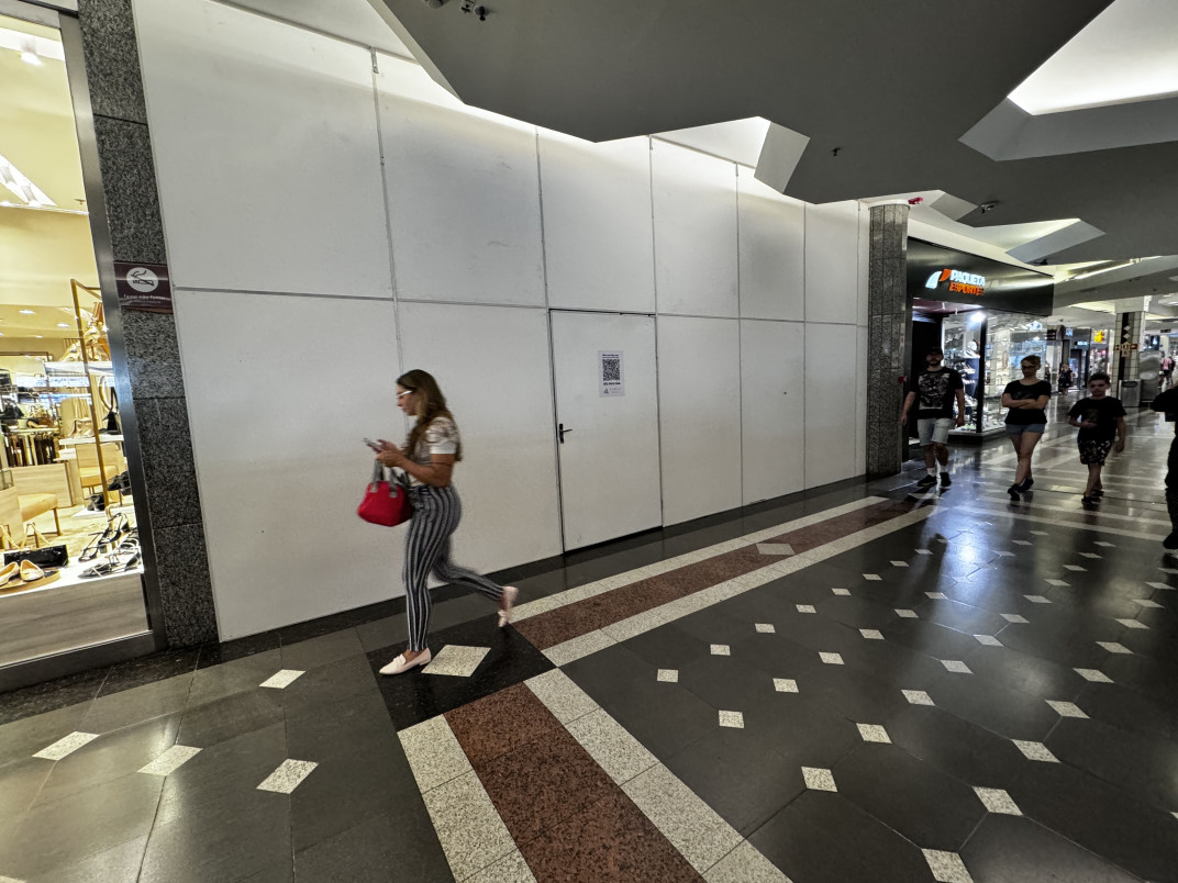 {'nm_midia_inter_thumb1':'https://www.jornaldocomercio.com/_midias/jpg/2024/05/29/206x137/1_minuto_varejo_bourbon_ipiranga_loja_hering_fechada_jornal_do_comercio-10581697.jpg', 'id_midia_tipo':'2', 'id_tetag_galer':'', 'id_midia':'665792e2ea5d5', 'cd_midia':10581697, 'ds_midia_link': 'https://www.jornaldocomercio.com/_midias/jpg/2024/05/29/minuto_varejo_bourbon_ipiranga_loja_hering_fechada_jornal_do_comercio-10581697.jpg', 'ds_midia': 'Minuto Varejo - Bourbon Ipiranga - shopping Zaffari - Porto Alegre - com&eacute;rcio - Hering - loja fechada -  vestu&aacute;rio - roupas - grupo soma - arezzo', 'ds_midia_credi': 'PATR&Iacute;CIA COMUNELLO/ESPECIAL/JC', 'ds_midia_titlo': 'Minuto Varejo - Bourbon Ipiranga - shopping Zaffari - Porto Alegre - com&eacute;rcio - Hering - loja fechada -  vestu&aacute;rio - roupas - grupo soma - arezzo', 'cd_tetag': '1', 'cd_midia_w': '1072', 'cd_midia_h': '804', 'align': 'Left'}