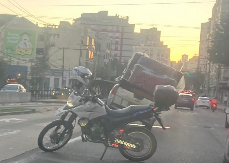 Caminhonete estava carregada com móveis e estofados