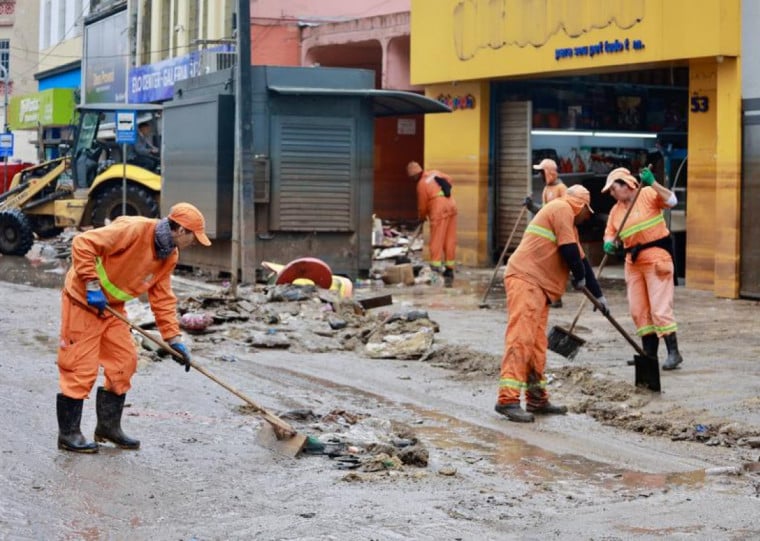 Cerca de 800 garis fazem o trabalho
