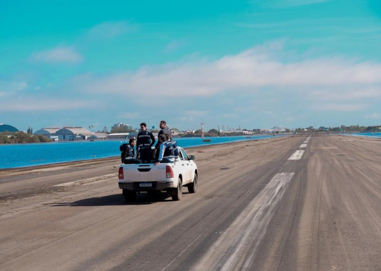 Pimenta (centro), ao lado da CEO da Fraport Brasil, percorrem áreas do terminal de passageiros