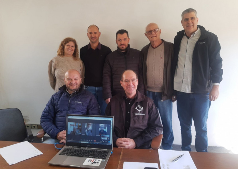 Médico e criador (direita, abaixo) foi reconduzido ao cargo por aclamação para seu quarto mandato seguido frente à entidade