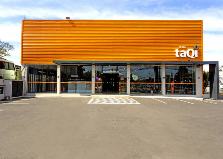 Marca cria condições para ajudar clientes afetados pelas cheias e muda configuração de lojas