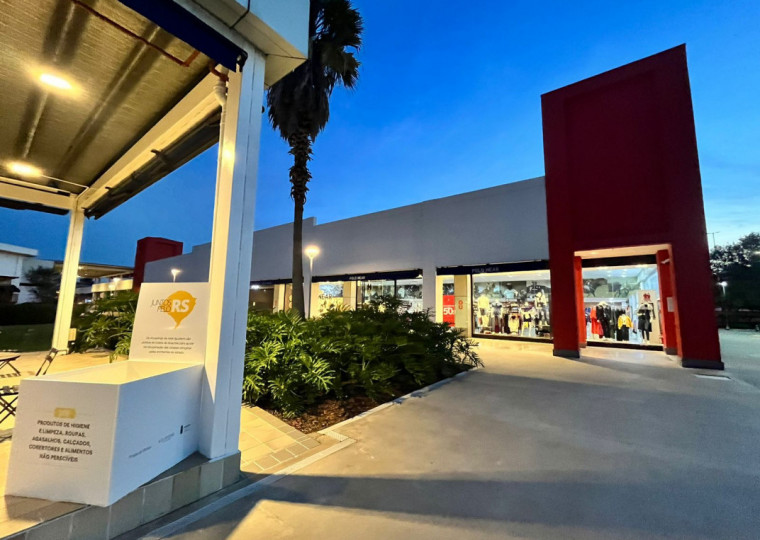 Além de abrigo, shopping também tem ponto de coleta para pessoas atingidas pelas cheias