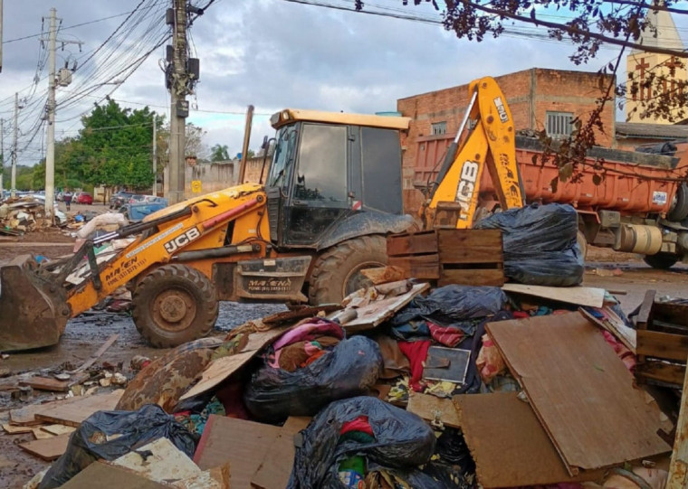 Mais de 300 máquinas trabalham na cidade para remover os resíduos