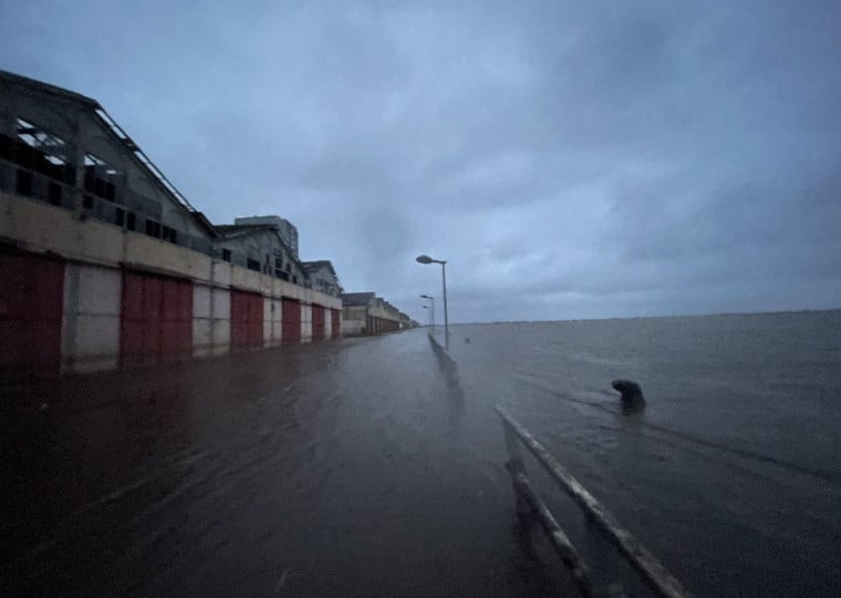 A água voltou a subir e está na área dos armazéns no Cais Mauá